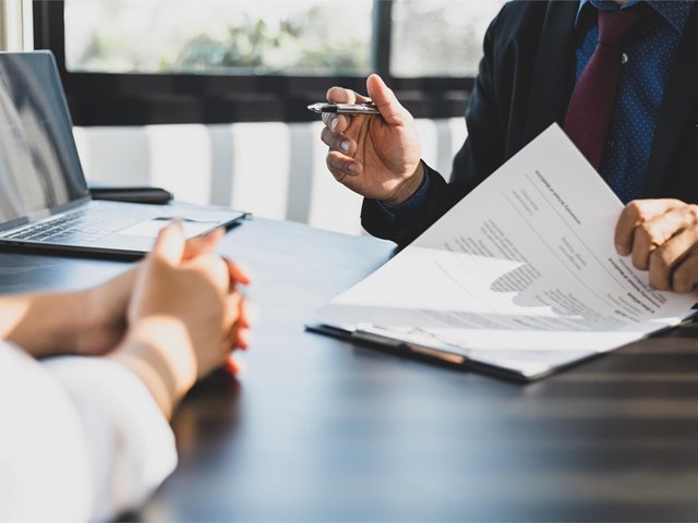 ¿Cómo puedo negociar con el banco para evitar la ejecución hipotecaria?